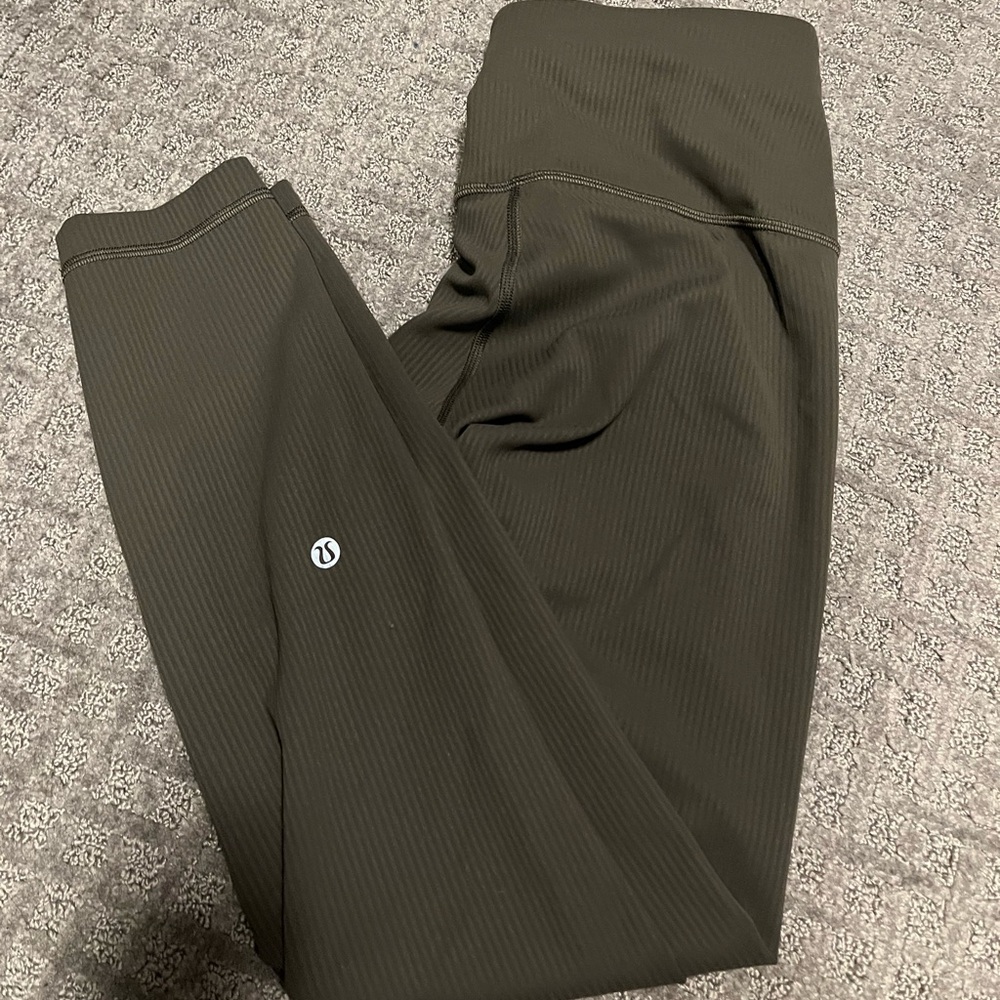 Lululemon Wunder Under leggings Size 6